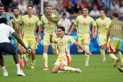 Sergio Camello celebra con el resto del equipo el cuarto gol contra Francia, en la final de fútbol masculino en los Juegos Olímpicos.