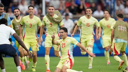 Sergio Camello celebra el cuarto gol de España en la final contra Francia.
