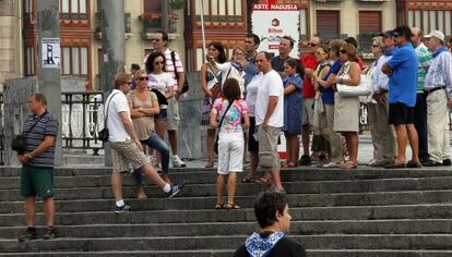 Un grupo de turistas atiende a la guía en una de las visitas organizadas en Aste Nagusia
