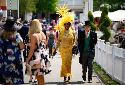 Más allá de la competición ecuestre, si por algo se ha hecho conocido Ascot es por la exhibición de pamelas y sombreros que lucen sus asistentes.
