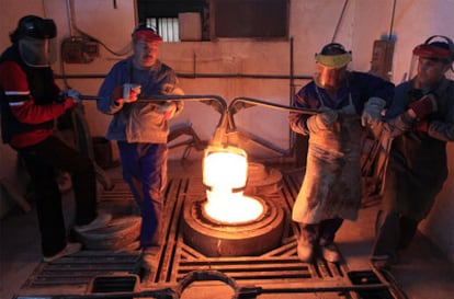 Un momento del proceso de moldeo a la cera que usan en el taller de Paracuellos, en la fase de vertido del bronce al líquido.