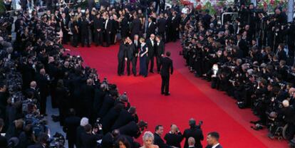 Vista panorámica de la entrada a la gala de estreno de <i>Wall street: el dinero nunca duerme,</i> de Oliver Stone, el viernes en Cannes.