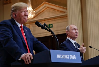 El presidente ruso, Vladímir Putin, a la derecha de la imagen, y el presidente estadounidense, Donald Trump, ofrecen una rueda de prensa conjunta en el Palacio Presidencial de Helsinki, Finlandia, el 16 de julio de 2018.
