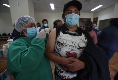 Trabajadores del Servicio Departamental de Salud en Bolivia vacunan contra la covid-19 al personal sanitario, el pasado 4 de febrero, una semana después de la llegada de las primeras 22.000 dosis de la Sputnik V.