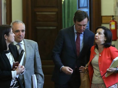 Rafael Hernando y Margarita Robles tras la Junta de Portavoces del Congreso de los Diputados.