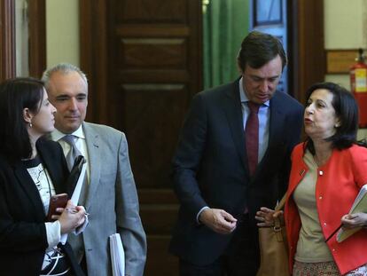 Rafael Hernando y Margarita Robles tras la Junta de Portavoces del Congreso de los Diputados.