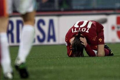 Totti se duele de los oídos en el suelo tras estallar cerca de él un petardo.