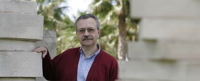 José Luis de la Granja, en el campus de la Universidad de Alicante, donde está impartiendo un curso sobre el nacionalismo vasco.