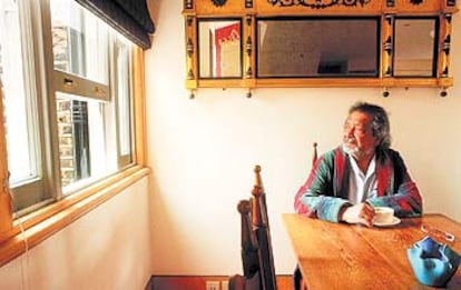 El escritor Vidiadhar Surajprasad Naipaul, premio Nobel en 2001, en su casa en el barrio de Chelsea en Londres.