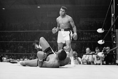 Muhammad Ali durante un combate con Sonny Liston en 1965.