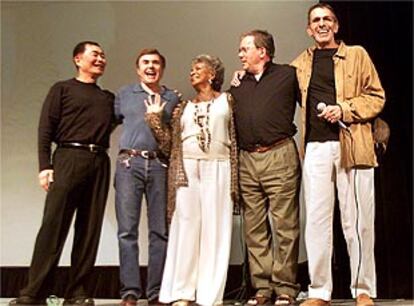 De derecha a izquierda, Leonar Nimoy, William Shatner, Nichelle Nichols, Walter Koening y George Takei, el sábado, en Las Vegas.