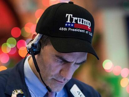 Un agente burs&aacute;til llevando una gorra del presidente Donarl Trump