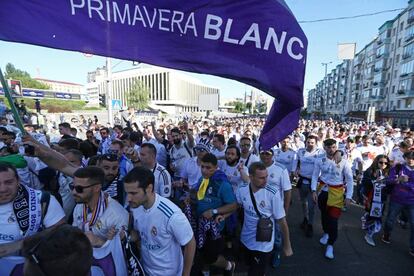Centenares de seguidores del Real Madrid en la ciudad de Kiev (Ucrania) antes de la final de la Champions League, el 26 de mayo de 2018.