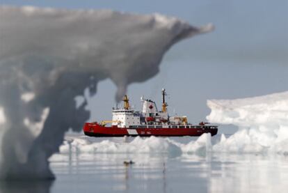 El rompehielos de la Guardia Costera canadiense <i>Henry Larsen</i>, en la bahía Resolute.