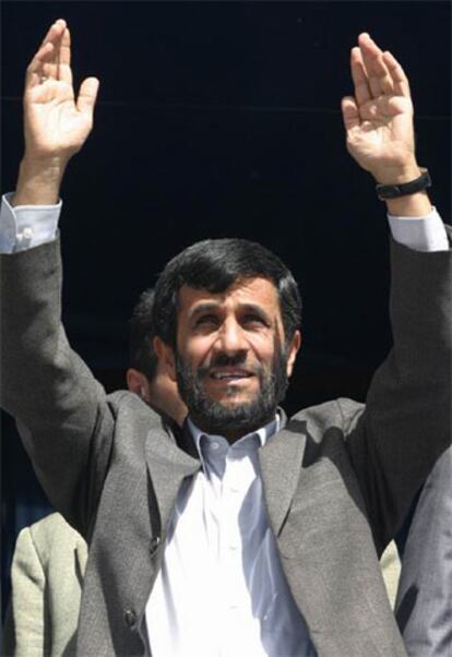 Mahmud Ahmadineyad saluda a sus seguidores ayer en Arak.