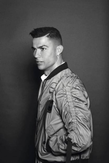 El futbolista posa con cazadora Dsquared2 y camisa CR7.