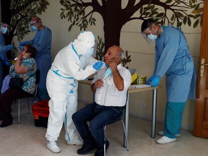 Sanitarios realizan pruebas PCR a los vecinos de O Incio, en Lugo, el 1 de septiembre, tras el anuncio del brote en la residencia de mayores.