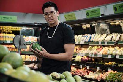 Jorge Useche, chef venezolano, recorre los pasillos de un supermercado.