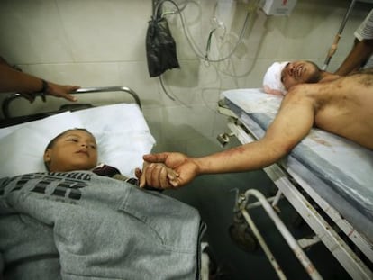 Um pai e um filho hospitalizados depois dos bombardeios israelenses em Gaza.