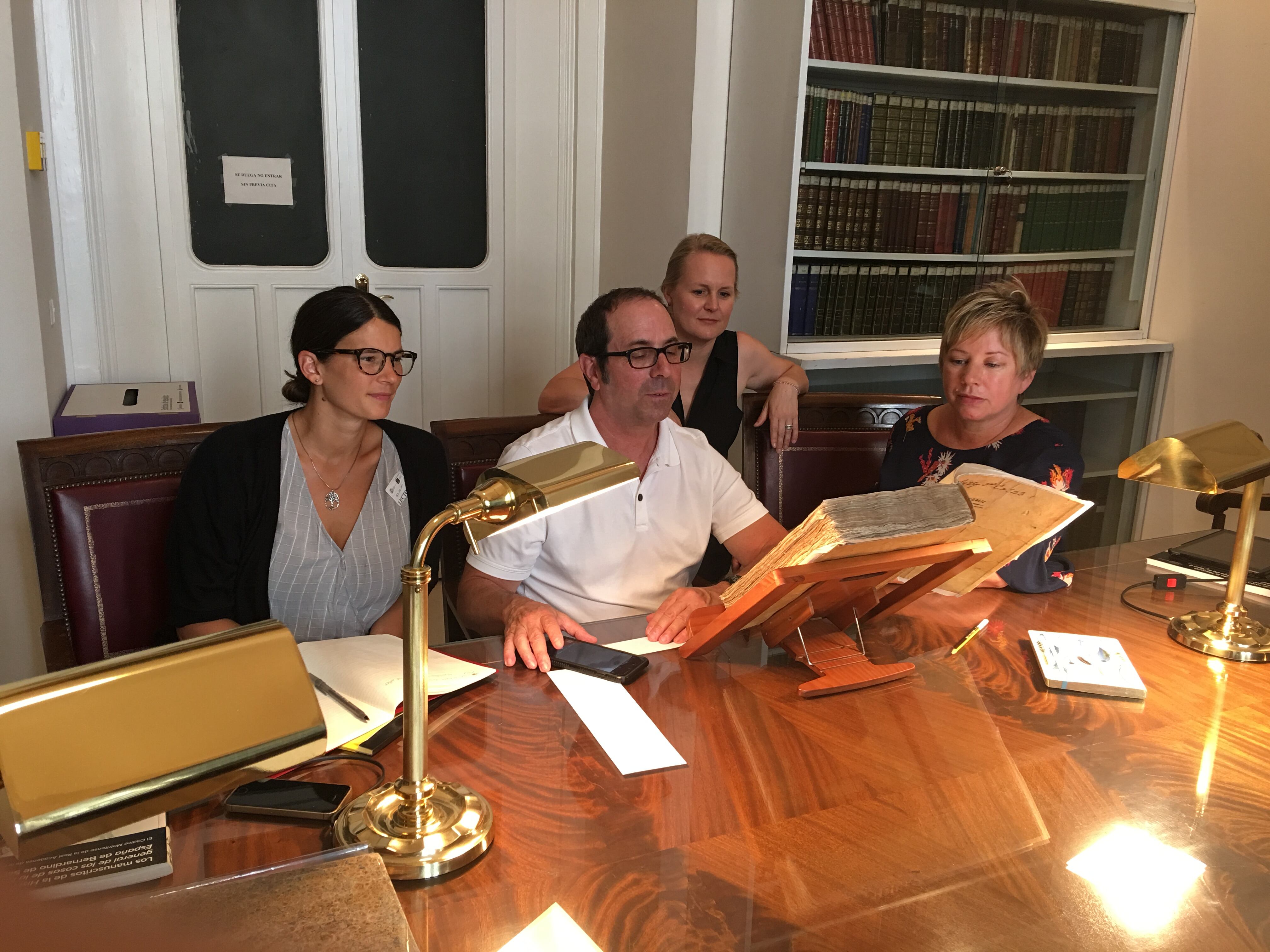 Miembros de la Iniciativa del Códice Florentino del Getty Research Institute realizando una investigación en la Real Academia de la Historia de Madrid, España, en 2018. De izquierda a derecha: Rebecca Dufendach, Kevin Terraciano, Kim Richter y Lisa Sousa. Foto: Jeanette Favrot Peterson.