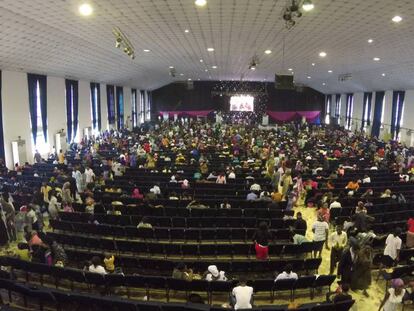 Interior de la iglesia Dunamis en Abuya, Nigeria.