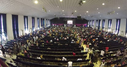 Interior de la iglesia Dunamis en Abuya, Nigeria.