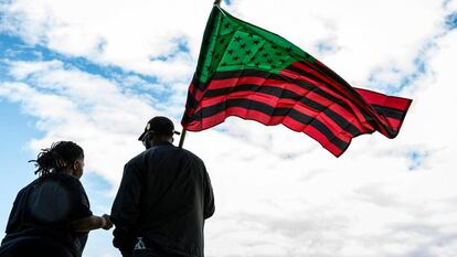 Manifestantes ondeando una bandera afroamericana de Estados Unidos durante una protesta del movimiento Black Lives Matter en Seattle, el 14 de junio.