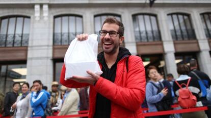Un comprador del iPhone 6 ante la tienda de Apple en Madrid.