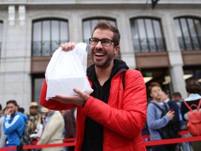 Un comprador del iPhone 6 ante la tienda de Apple en Madrid.