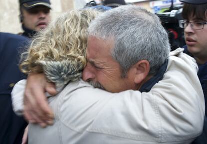 El padre de Cristina Martín y la madre de Sandra Palo se abrazan a las puertas del Juzgado de Menores de Toledo.