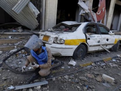 Un artificiero examina el terreno tras un bombardeo en San&aacute; (Yemen), este mi&eacute;rcoles.