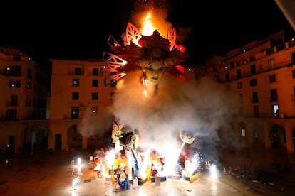 Un momento de la 'cremà' de la Hoguera oficial del Ayuntamiento, hoy viernes en Alicante tras las fiestas de San Juan.