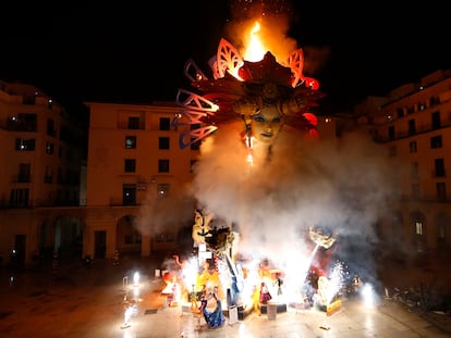 Un momento de la 'cremà' de la Hoguera oficial del Ayuntamiento, hoy viernes en Alicante tras las fiestas de San Juan.