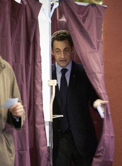 Nicolas Sarkozy, antes de depositar su voto ayer en París.