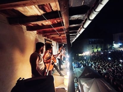 El grupo La M.O.D.A. durante su concierto el pasado sábado en Sedano, un pueblo de 140 habitantes en Burgos.