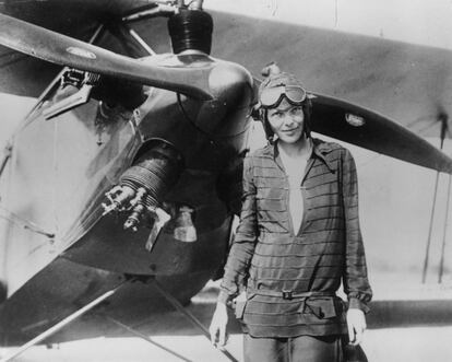 “Assim que decolamos soube que voar era o que faria o resto da minha vida.” Amelia Earhart (1897-1937) sabia que a aviação era seu destino quando, aos 22 anos, embarcou em um biplano (avião de dois lugares) durante um espetáculo aéreo em Long Beach. Em 1922, apesar de sua instrutora Neta Snook não dar um tostão por ela, Amelia conseguiu seu primeiro recorde de altitude, voando a 4.267 metros. A piloto fez história ao ser a primeira mulher a iniciar uma viagem aérea ao redor do mundo seguindo a linha equatorial. A aventura, que começou em junho de 1937, terminou com o trágico desaparecimento de Earhart no Oceano Pacífico, em 2 de julho de 1937.