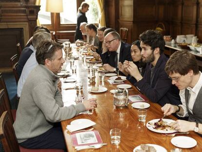 Comensales en el comedor del Balliol College de la Universidad de Oxford (Inglaterra).
