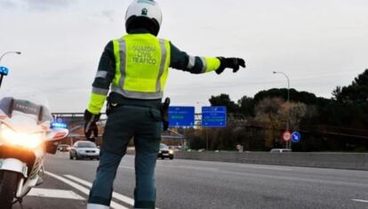 Un agente de la Guardia Civil de Tráfico en una imagen de archivo en Huelva