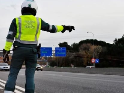 Un agente de la Guardia Civil de Tráfico en una imagen de archivo en Huelva