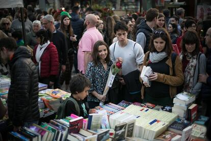 Puestos de venta de libros en la celebración de Sant Jordi en Barcelona en 2019.