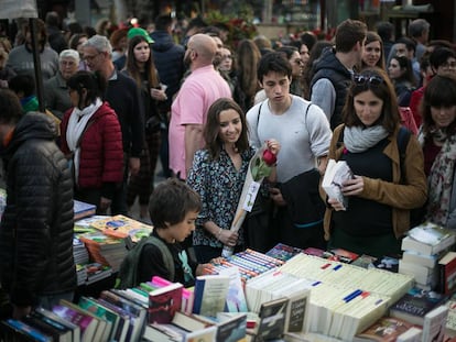 Puestos de venta de libros en la celebración de Sant Jordi en Barcelona en 2019.