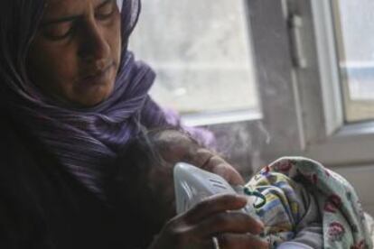 Atenci&oacute;n de pacientes en el hospital de Azaz, Siria.