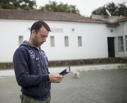 Jaime Martín intenta conectar con su móvil en Valdezufre.