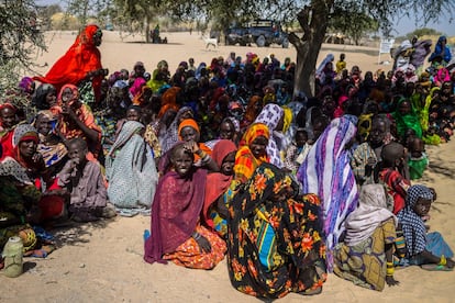 Uno de cada siete niños chadianos muere antes de llegar a los cinco años, según el Banco Mundial. En la imagen, el exterior de una clínica móvil en el campo de desplazados de Magui, en una zona remota de la región del Lago Chad.