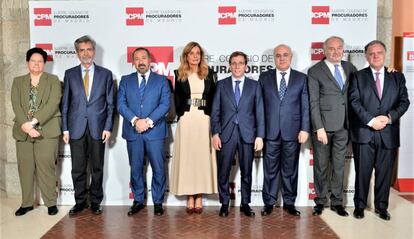 En la imagen, de izda. a dcha. M.ª del Carmen Giménez Cardona, Carlos Lesmes, Alberto N. García Barrenechea, Carmen Martín, José Luis Martínez-Almeida, Pablo Llarena, Juan Carlos Estévez y Ramón Rodríguez Nogueira.