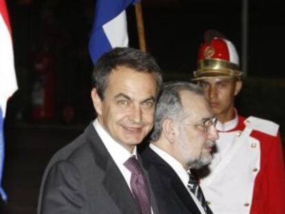 Zapatero, a su llegada al aeropuerto Silvio Petirossi de Asunción.