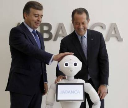 El vicepresidente de Abanca, Juan Carlos Escotet (d), y el consejero delegado, Francisco Botas, junto al robot R4.