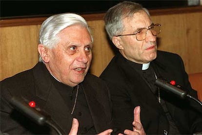 El entonces cardenal Joseph Ratzinger pronuncia una conferencia en Madrid junto al cardenal Antonio María Rouco Varela en febrero de 2000.