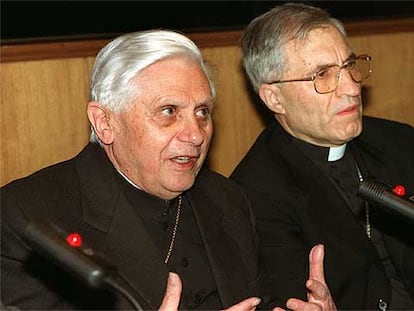 El entonces cardenal Joseph Ratzinger pronuncia una conferencia en Madrid junto al cardenal Antonio María Rouco Varela en febrero de 2000.