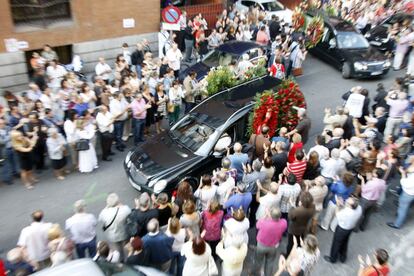 Cientos de ciudadanos se han acercado a despedir al dirigente del PCE a la salida del homenaje en su último adiós.
